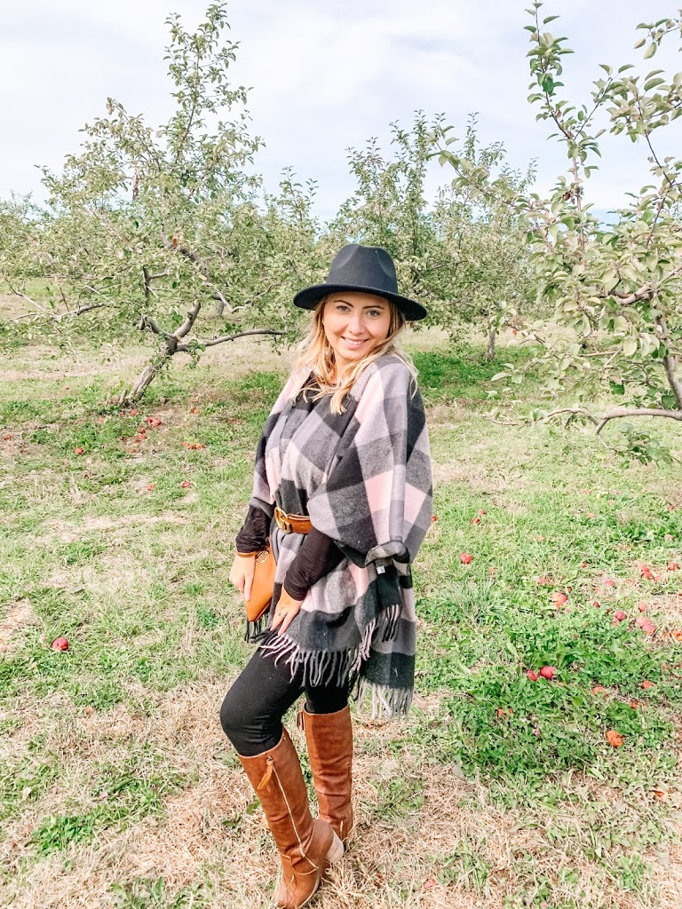 Cute and cozy fall poncho outfit for the winery