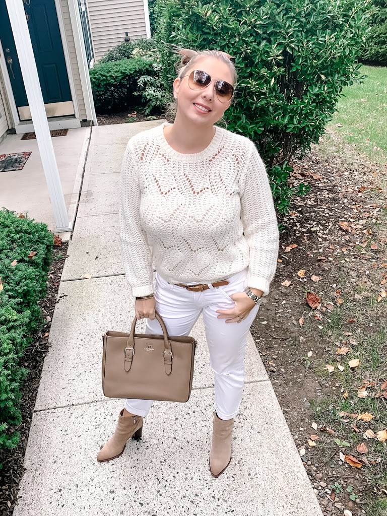 monochromatic white fall outfit with sweater, jeans, and Ray-Ban sunglasses