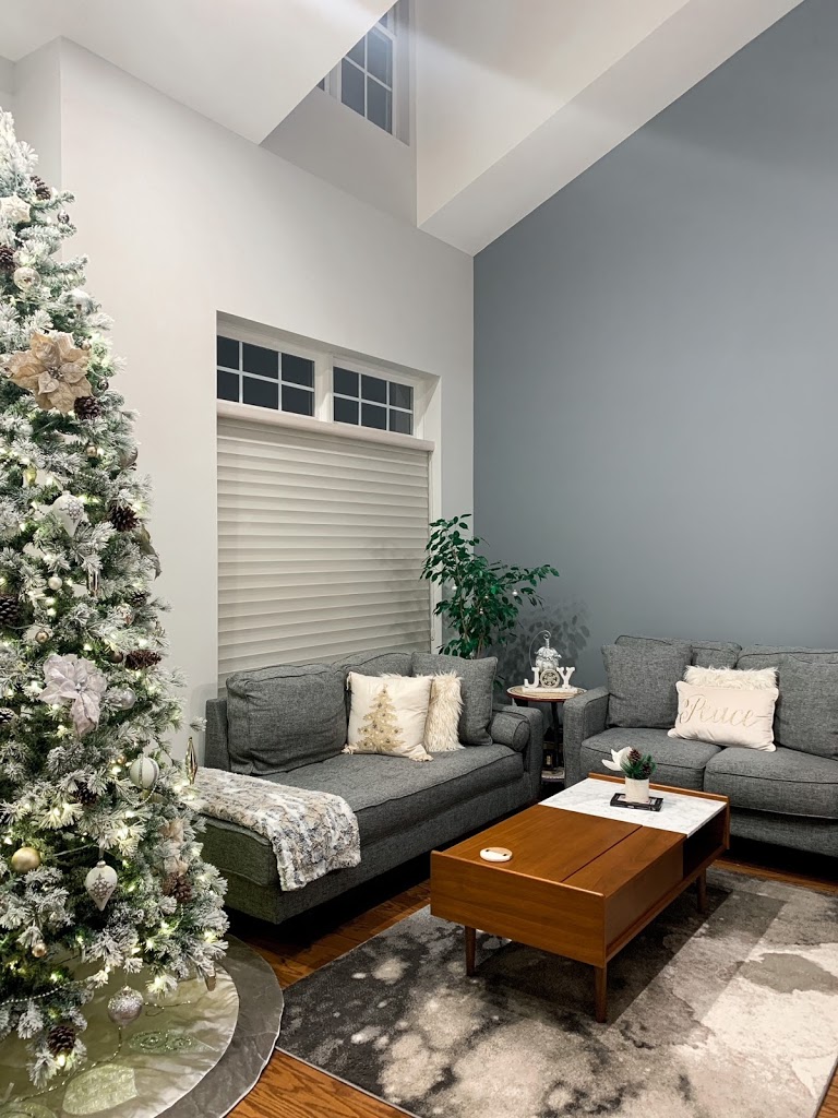 White, gold and silver living room Christmas decor